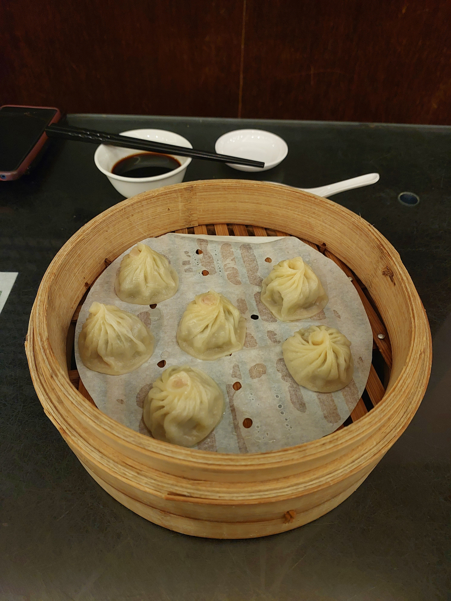 6 xiao long baos in a steamer